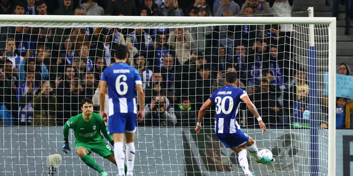 Aston Villa eye shock hijack for star who's on the verge joining Man Utd